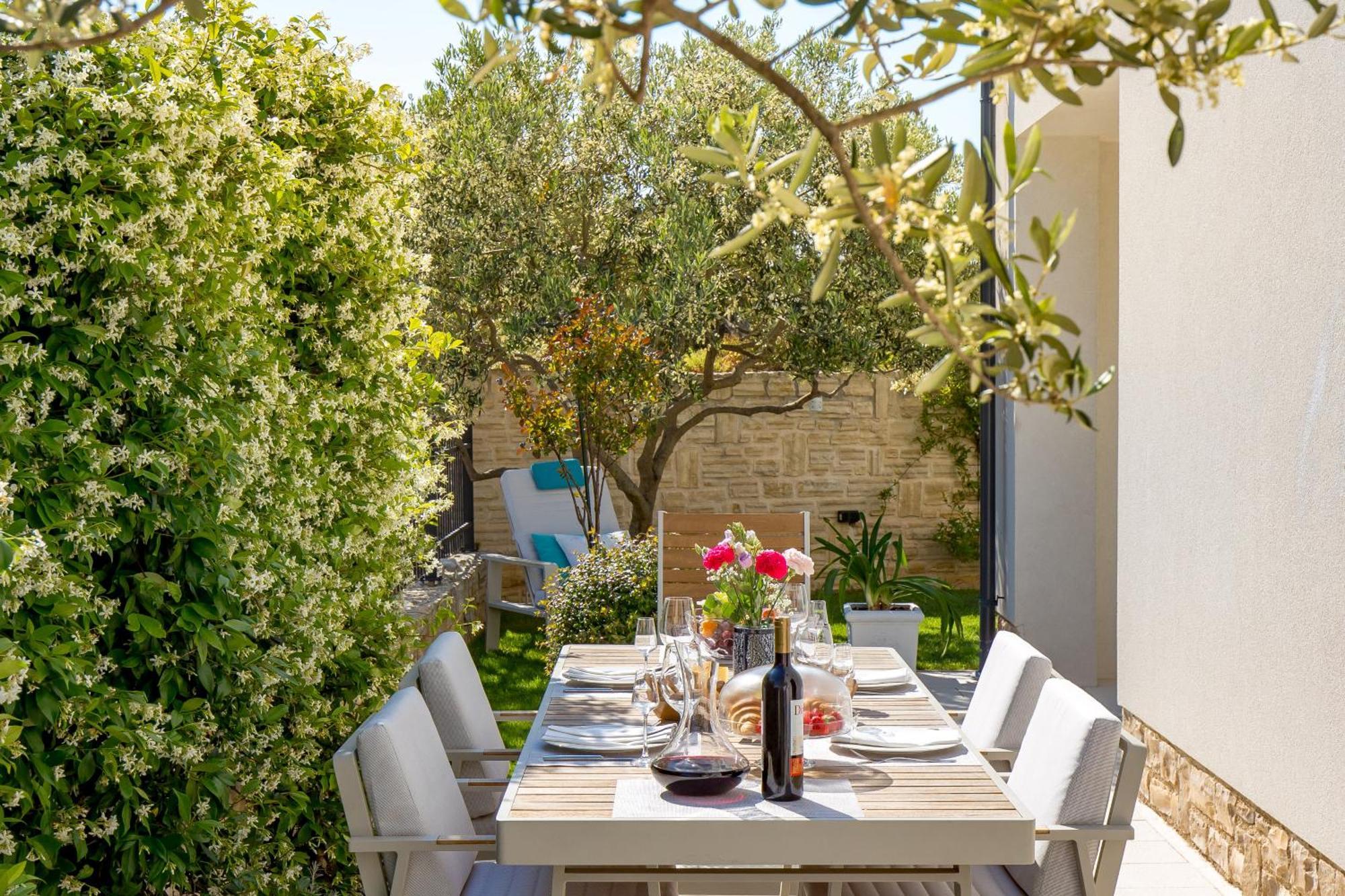 Luxury Apartment Hyperion With Private Pool And Garden Murter Kültér fotó