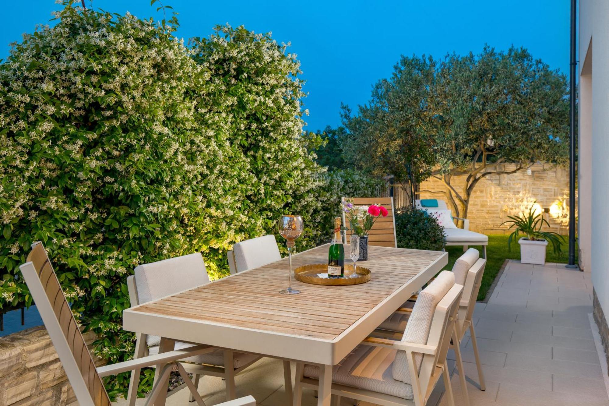 Luxury Apartment Hyperion With Private Pool And Garden Murter Kültér fotó