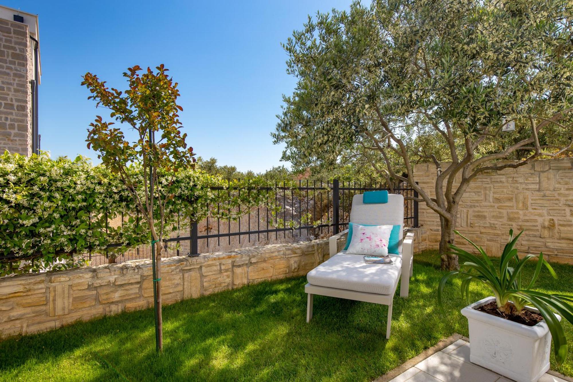 Luxury Apartment Hyperion With Private Pool And Garden Murter Kültér fotó